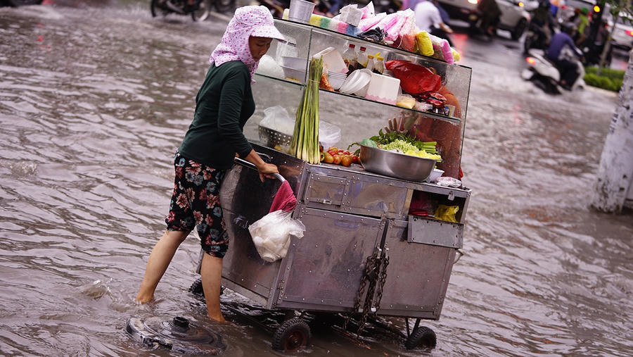 Dân Sài Gòn bì bõm lội nước về nhà, sau cơn mưa đầu mùa - 10
