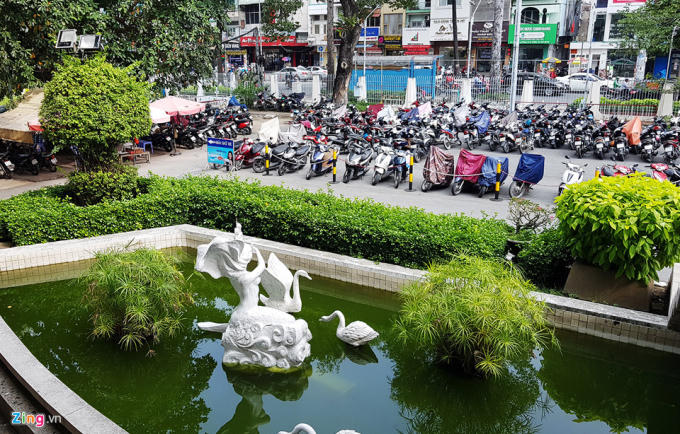 Khuôn viên bên trong nhà hát hiện là nơi giữ xe.