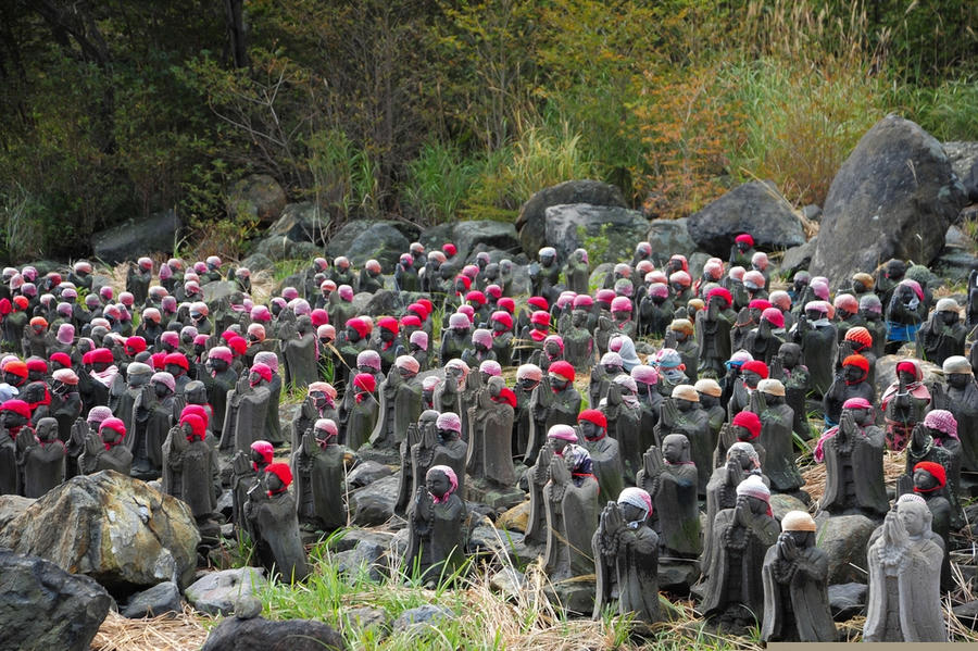 Những bức tượng Jizo ở vùng núi lửa Nasu Sessho-seki Rock,Tochigi, Nhật Bản