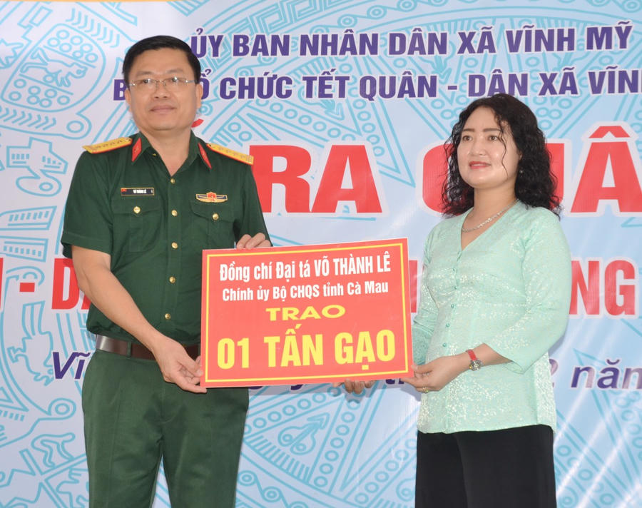 Đại tá Võ Thành Lê – Tỉnh ủy viên, Chính ủy Bộ Chỉ huy Quân sự tỉnh Cà Mau trao tặng 1 tấn gạo cho xã Vĩnh Mỹ.
