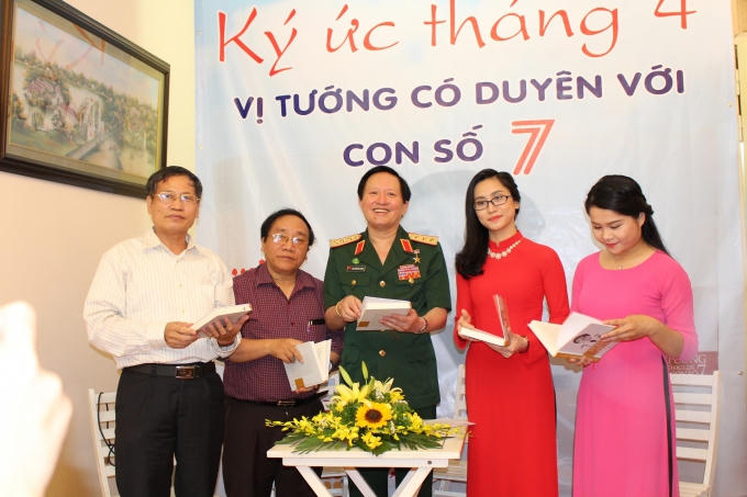 Tướng Hiệu trong một buổi tặng sách "Vị tướng có duyên với con số 7" do nhà báo Lục Hường (ngoài cùng bên phải) biên soạn đến với độc giả (Ảnh Văn Lịnh)