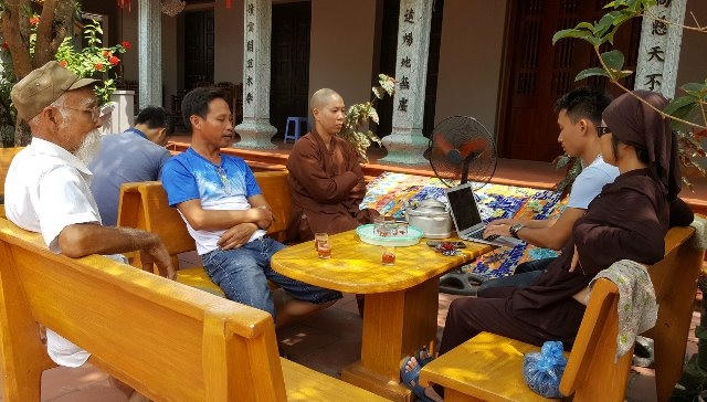 Đại diện chính quyền địa phương và Nhà chùa Mễ Sở trao đổi sự việc với phóng viên. Ảnh: Cao Tuân