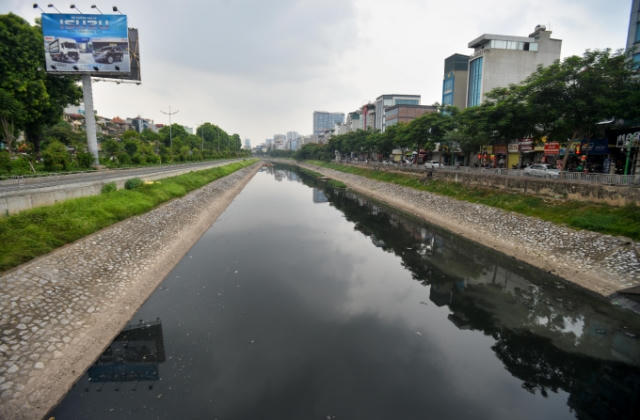 Sông Tô Lịch đổi màu đen kịt sau những ngày trong xanh