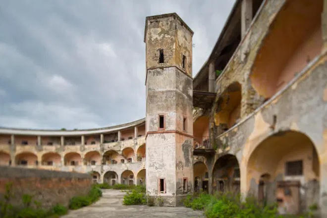 Một nhà tù nằm trên đảo Santo Stefano, Italy sắp được cải tạo thành phòng nghỉ, bảo tàng và quán bar. Công trình cải tạo này ước tính trị giá 70 triệu Euro.