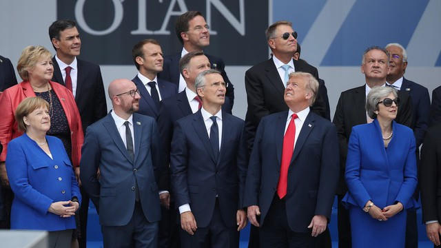 Tổng thống Trump quay riêng một hướng so với lãnh đạo các nước thành viên NATO tại hội nghị thượng đỉnh ở Bỉ hồi tháng 7. (Ảnh: Reuters)
