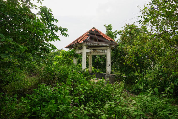 Một hạng mục trong khu được quy hoạch làm công viên đã mục nát từ nhiều năm nay