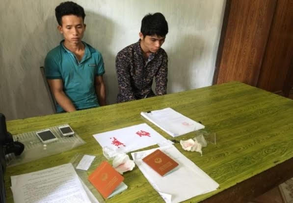 Đối tượng và tang vật một vụ bắt giữ ma túy do lực lượng Hải quan chủ trì.