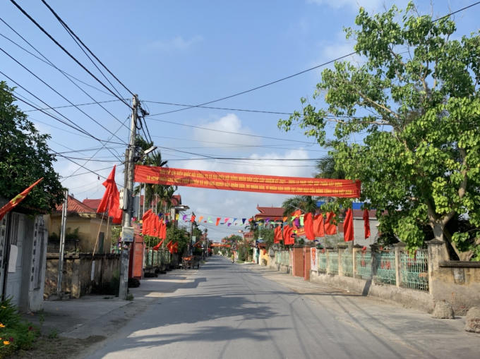 Các trục đường xã Tiên Thắng rực rỡ sắc đỏ