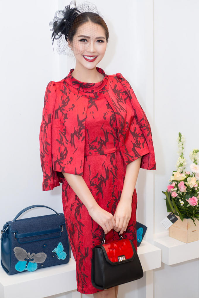 Tường Linh ấn tượng với lối trang điểm đậm sắc cùng với bộ váy đỏ rực rỡ, giúp cô gây được sự chú ý giữa đám đông. Ảnh: Nhân Phan