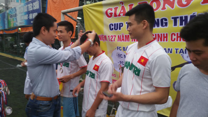 Ông Nguyễn Bá Công - GĐ Công ty CP Quốc tế công nghệ Việt Nam trao huy chương bạc cho đội FC Dân trí.