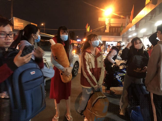  Tay xách nách mang về quê