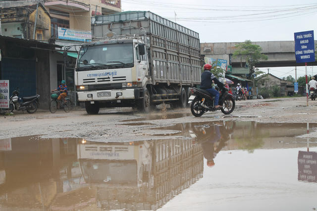 Mặt đường quốc lộ biến thành những ao nước lớn.