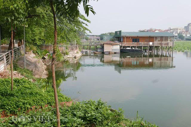 Theo lời ông Hồi, đây là chiếc “lều” mà ông Vũ Hoa Thảo xin UBND phường Quảng An được làm để trông coi, bảo vệ hồ và sơ chế chè sen.