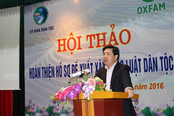 Thứ trưởng, Phó Chủ nhiệm Ủy ban Dân tộc Lê Sơn Hải phát biểu tại hội thảo