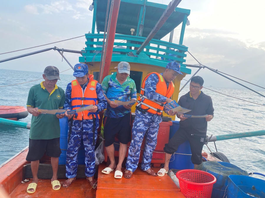 Cán bộ, chiến sĩ Tàu CSB 3002 tuyên truyền pháp luật cho bà con ngư dân.