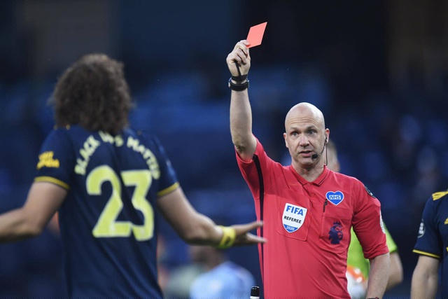 Trọng tài Anthony Taylor truất quyền thi đấu cảu Luiz