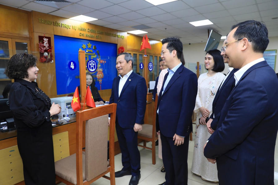 Chủ tịch UBND thành phố Hà Nội Vũ Đại Thắng thăm hỏi công dân tới làm thủ tục hành chính tại Trung tâm Phục vụ hành chính công Thành phố - Chi nhánh số 3. (Ảnh: hanoi.gov.vn)