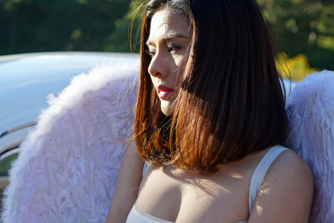 Bella Mai và Vân Trang đọ vẻ ma mị trong phim Oán