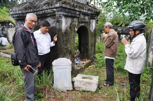 Tấm bia và chân bia được đưa ra cạnh nhà bia