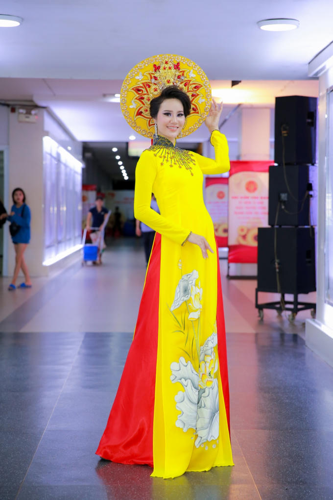 Thần thái và chuyên nghiệp, Á hậu Dương Yến Phi tỏa sáng với vai trò vedette cho NTK Nguyễn Tuấn