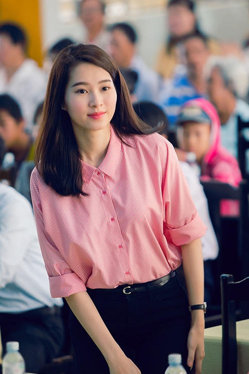 Hoa hậu Thu Thảo diện đồ giản dị đi từ thiện nhưng vẫn xinh đẹp, ở cô toát lên một thần thái sang trọng không thể lẫn vào đâu được. Ảnh: FB Đặng thu Thảo.