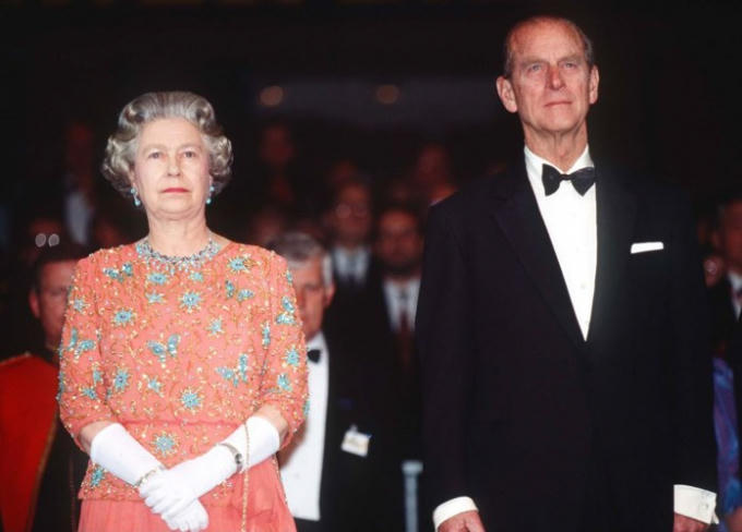 Năm 1992, Nữ hoàng Elizabeth xuất hiện với trang phục hoa sặc sỡ. Đây là một trong những lần hiếm hoi bà chọn họa tiết màu nổi.