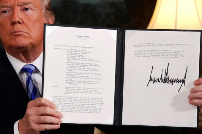 Tổng thống Trump ký vào tuyên bố rút Mỹ khỏi thỏa thuận hạt nhân Iran. ( Ảnh: Reuters)