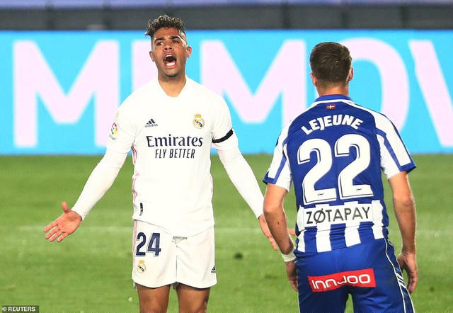 Bỏ lỡ những cơ hội ở cuối trận, Real Madrid trắng tay rời Bernabeu