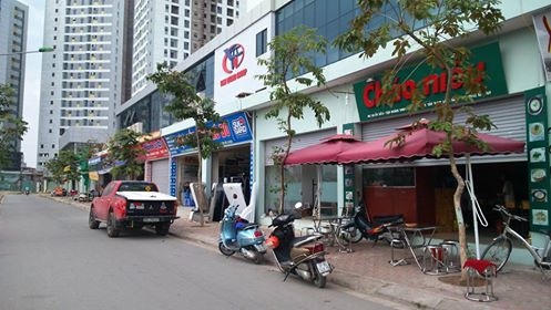 Các khu ki ốt xây dựng trái phép được nhanh chóng lấp đầy (hai bức ảnh chụp cùng một khu ki ốt, khác nhau thời điểm).