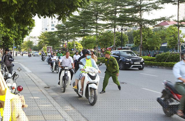 Một trường hợp khác, nam thanh niên điều khiển xe máy Dream không đội mũ bảo hiểm dù đã bị lực lượng cảnh sát ra hiệu lệnh dừng xe. 