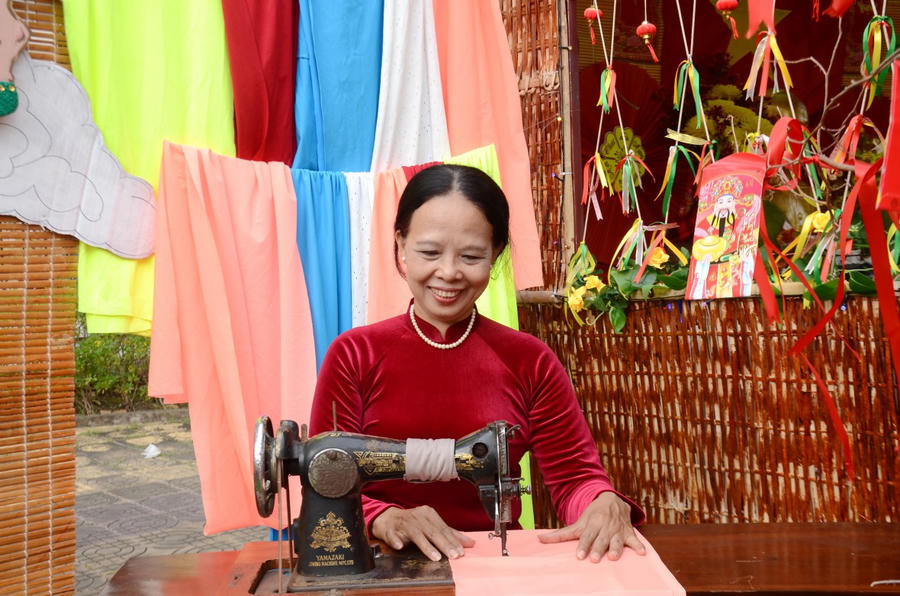 Không gian chợ quê xưa được tái hiện sinh động với mái lá đơn sơ, tiệm may, hoa kiểng… gợi nhớ hồn quê .