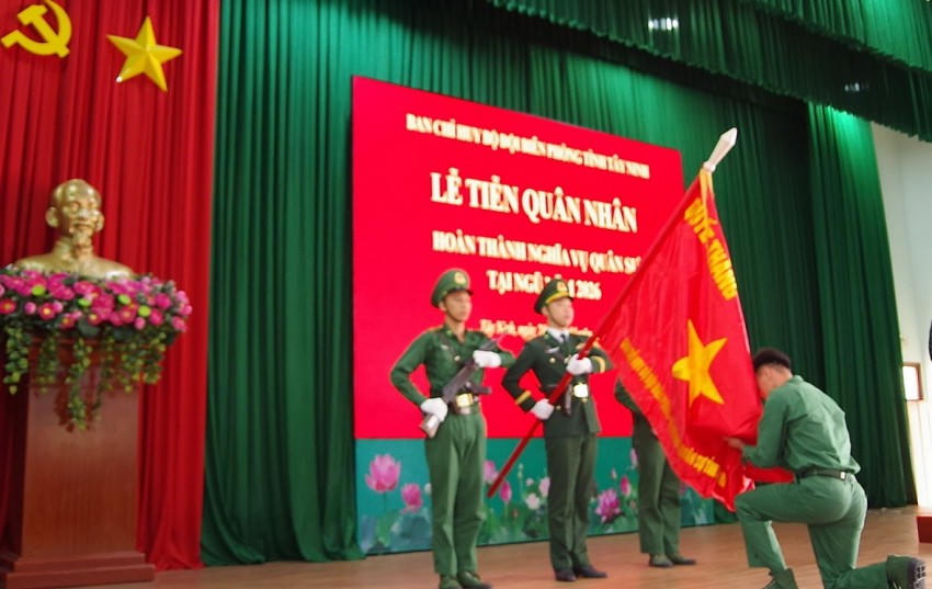 Chiến sĩ hoàn thành nghĩa vụ quân sự thực hiện nghi lễ tuyên thệ, hôn Quân kỳ Quyết thắng trước khi xuất ngũ tại buổi Lễ.
