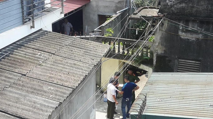 Lực lượng chức năng tiến hành điều tra làm rõ nguyên nhân tại ngôi nhà diễn ra sự việc.