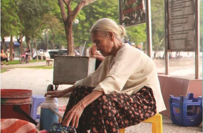 Cụ Nguyễn Thị Nhẫn - chủ quán trà cóc khu hồ Giảng Võ.