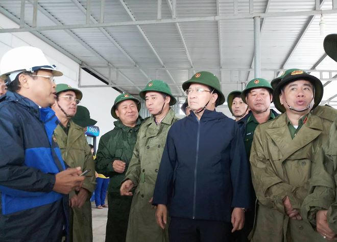 Phó Thủ tướng Trịnh Đình Dũng đã có mặt trực tiếp kiểm tra công tác phòng chống bão Tembin tại Bạc Liêu.