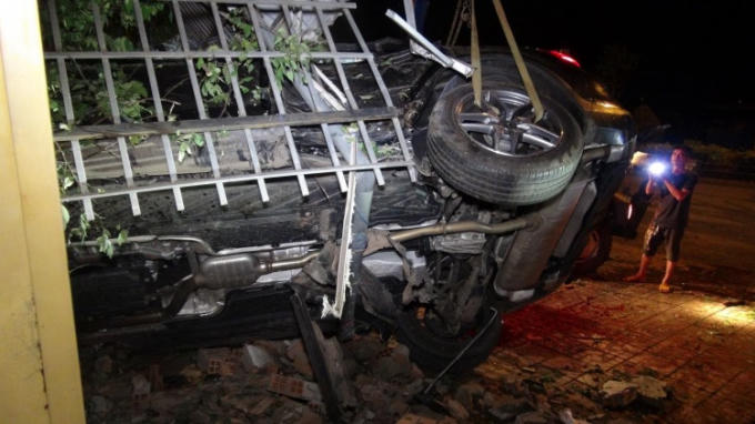 Cổng rào nhà dân bị tông sập nát. Ảnh: Đ.T