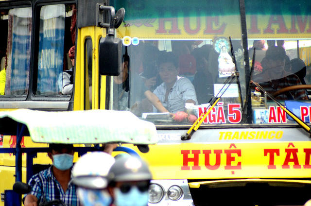 Bên trong xe khách cũng không còn chỗ trống.