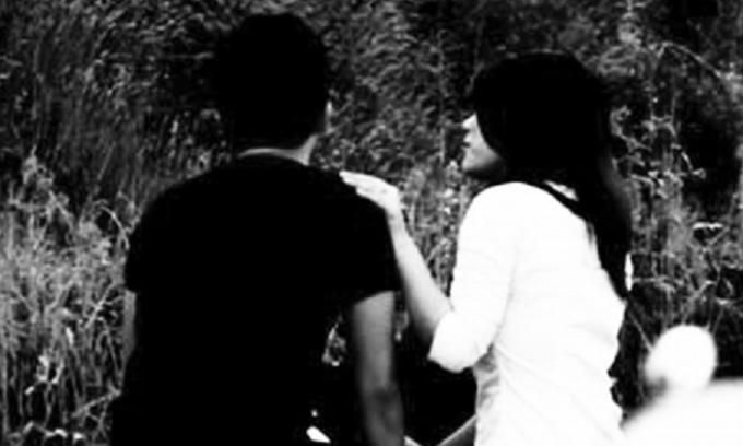 Giám đốc đưa bồ nhí tâm sự ở chỗ vắng vẻ gặp cướp. (Hình minh họa)