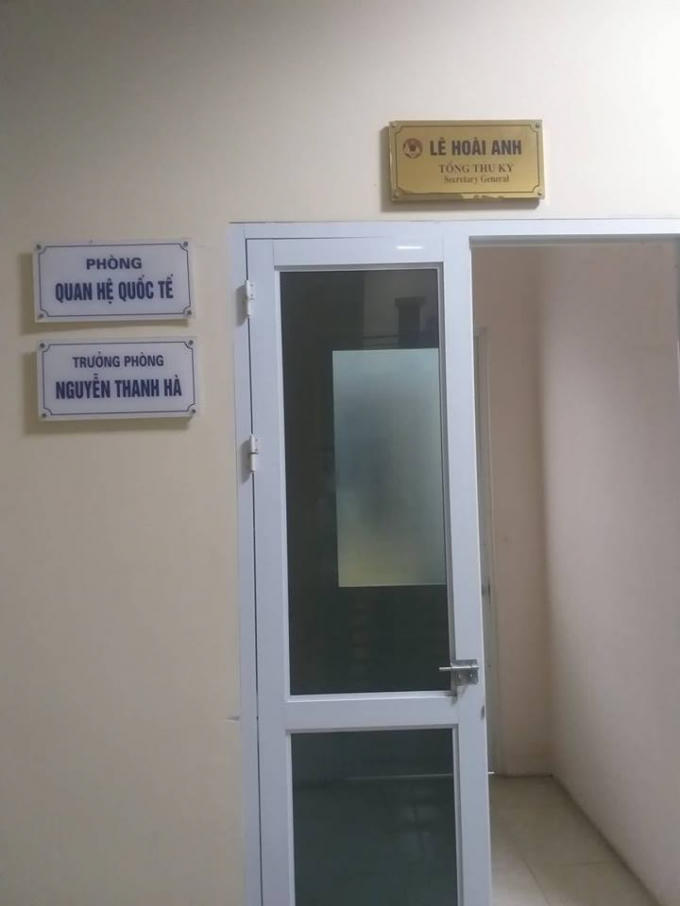 Phóng làm việc của ông Lê Hoài Anh- Tổng thư ký VFF phải khóa cửa trong tránh người hâm mộ.