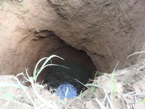 "Hố tử thần" ven sông Bởi lại tiếp tục sụt lún, đạt độ sâu khoảng 16m. (Ảnh: CTV).