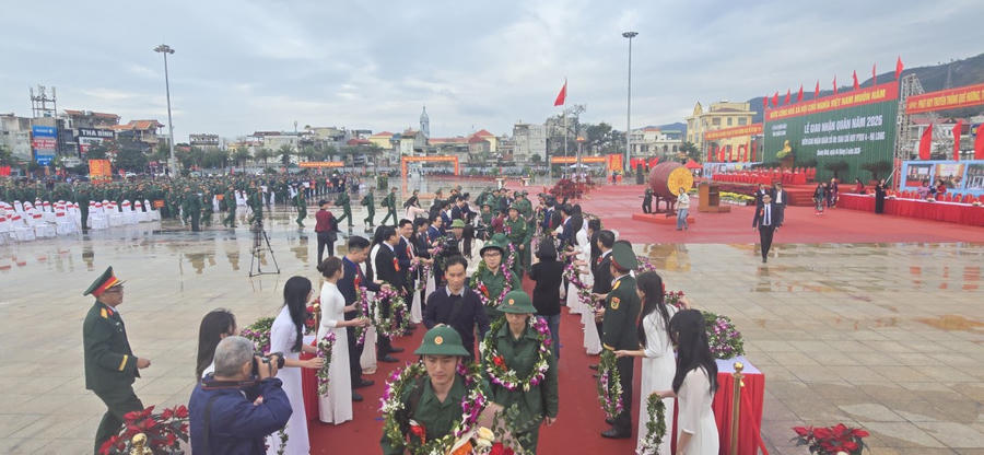 Thanh niên Quảng Ninh phấn khởi trong ngày lên đường nhập ngũ, mang theo niềm tự hào và trách nhiệm với Tổ quốc.