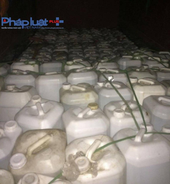 Hơn 3000 lít rượu không rõ nguồn gốc xuất xứ chứa trong 175 can nhựa xếp trên thùng xe ô tô.