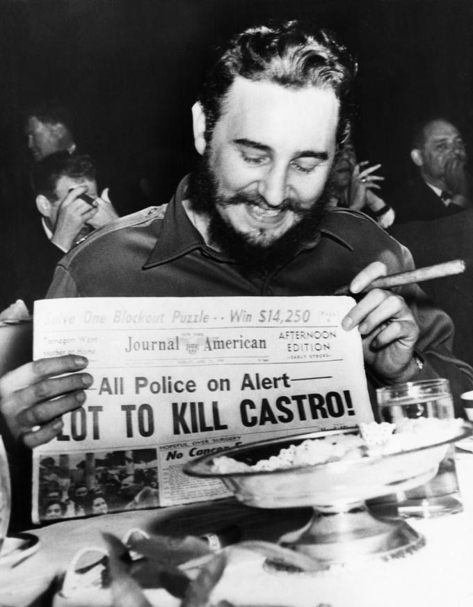 Fidel Castro khoe 1 tờ báo của New York năm 1959. Cũng từ năm này đến 12/1976, Fidel đã từng làm Thủ tướng của Cuba và sau đó là Chủ tịch Hội đồng Nhà nước Cuba cho tới khi ông từ chức tháng 02/2008. (Ảnh: Bettmann)