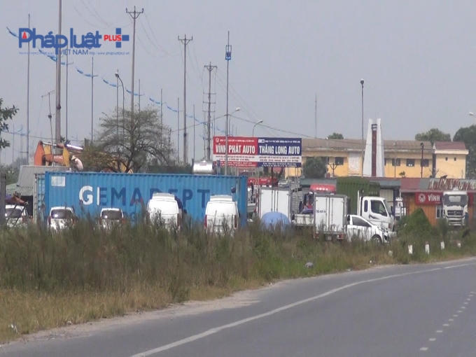 Rất nhiều bãi trưng bày ô tô mọc lên trên phần đất thuộc Khu Tái định cư Đông Hội (Đông Anh, Hà Nội).