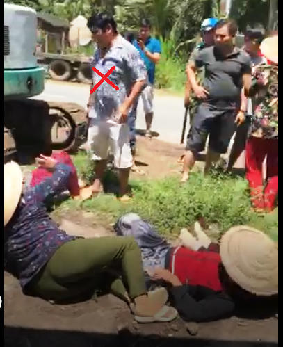 Một đối tượng (dấu chéo đỏ) "chỉ huy" mọi người đến quấy phá.