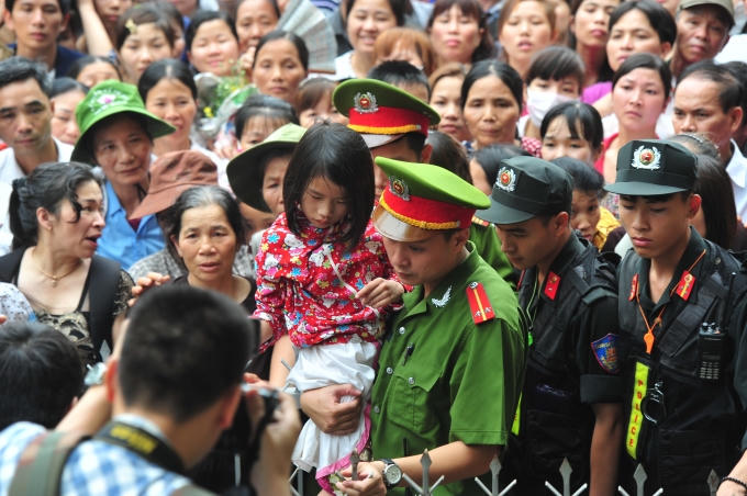 Cô bé cùng cha mẹ đi Lễ hội được các chú công an tỉnh Phú Thọ bế ra khỏi khu vực biển người.