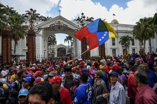 Người dân Venezuela biểu tình phản đối việc ngừng tổ chức trưng cầu dân ý. (Ảnh: AFP)