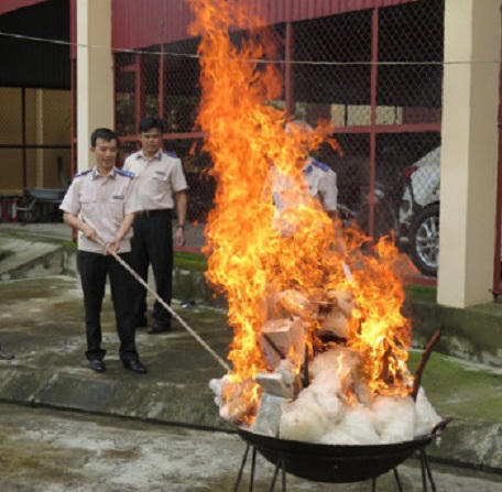 Các cán bộ đang tiến hành tiêu huỷ tang vật thu được từ các vụ án.
