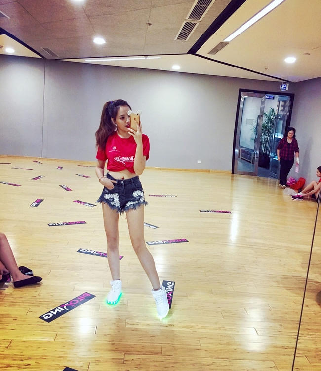 Ngắm c&aacute;c nữ CĐV xinh đẹp h&uacute;t hồn -