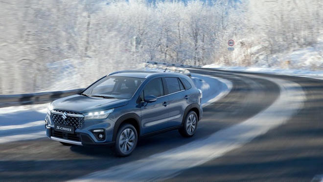 Về khía cạnh an toàn, S-Cross 2022 được trang bị đầy đủ hơn với kiểm soát hành trình thích ứng (Adaptive Cruise Control), cảnh báo điểm mù, cảnh báo chệch làn đường, nhận diện biển báo giao thông và cảm biến va chạm xung quanh xe.